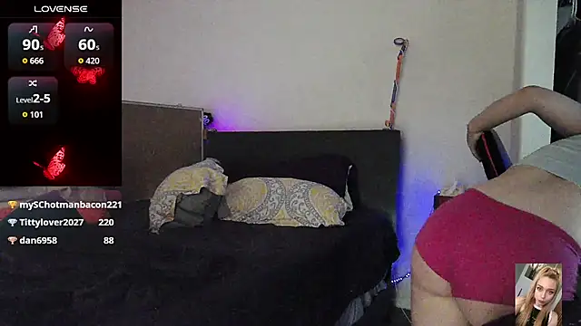 Blondiewithanass live cam on StripChat