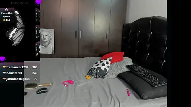 LatinaQueen23 live cam on StripChat