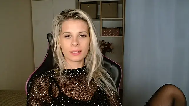 KristineGlow live cam on StripChat