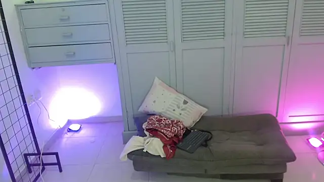 delancy_123 live cam on StripChat