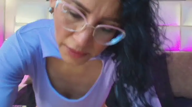 Alondracruz live cam on StripChat
