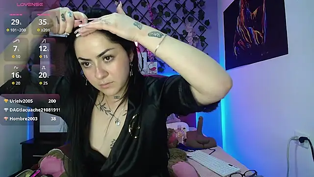 Emmie_Hot
