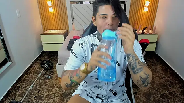 KAROLLJONES1 live cam on StripChat