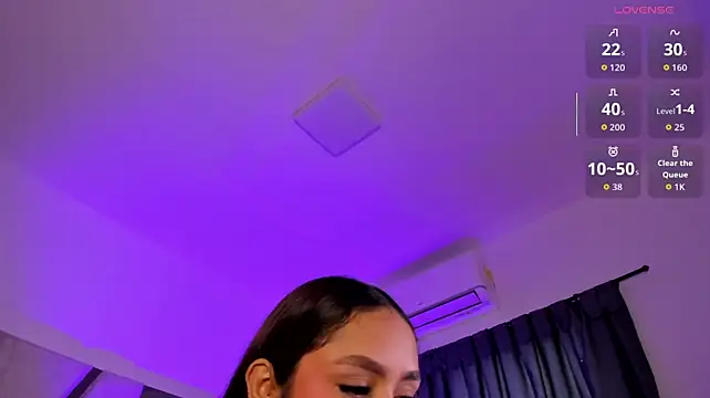 CarolineFyre live cam on StripChat