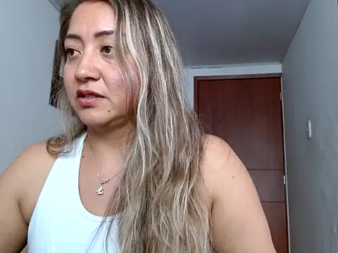 officialrosevelvett live cam on StripChat