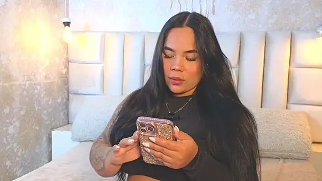 EmilyQueen3x live cam