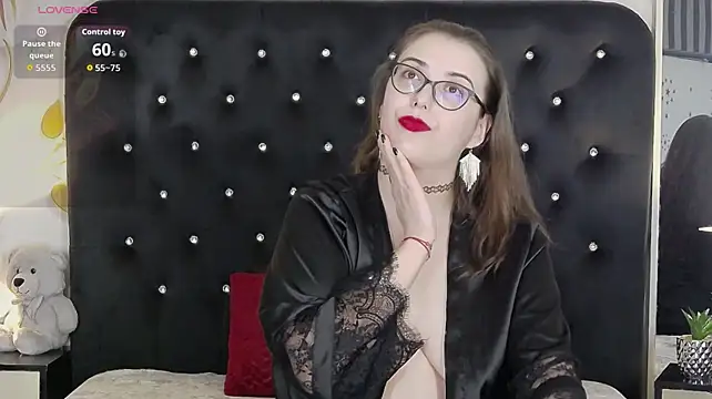 JulieAnnX live cam on StripChat