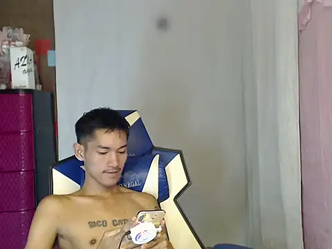 riks_tyler (Ask my age) - get me naked and make me cum!!