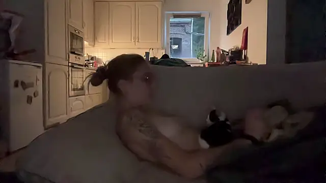 DouceMarine live cam on StripChat