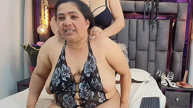 Karina_Mendoza live cam on StripChat