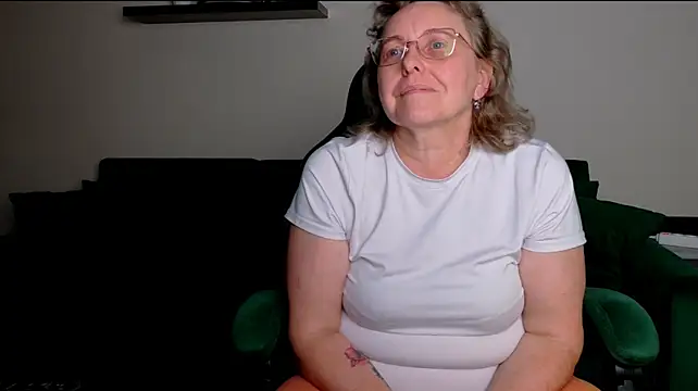 JoannaAndNeighbour live cam on StripChat
