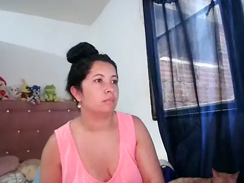 Chiquilove27 live cam on StripChat