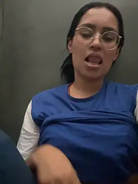saffadinhaa live cam on StripChat