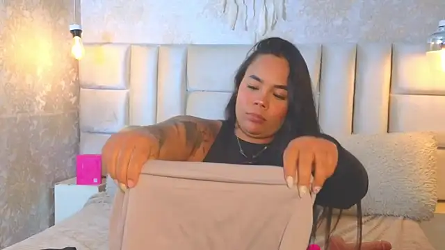 EmilyQueen3x live cam on StripChat