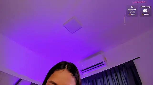 CarolineFyre live cam on StripChat