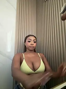 Roxxi_Boom live cam on StripChat