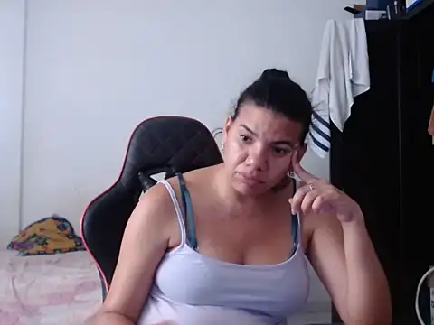 Adriana_0312 live cam on StripChat