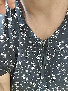 tamil-ranjitha07 (F milf) - Oil on boobs