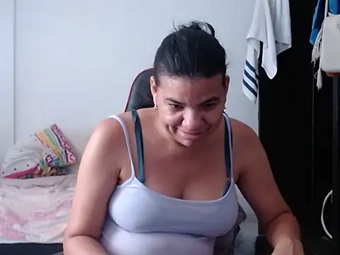 Adriana_0312 live cam on StripChat