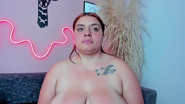 karo_linee1 live cam on StripChat