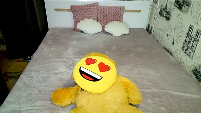 lovely-eyes live cam on StripChat
