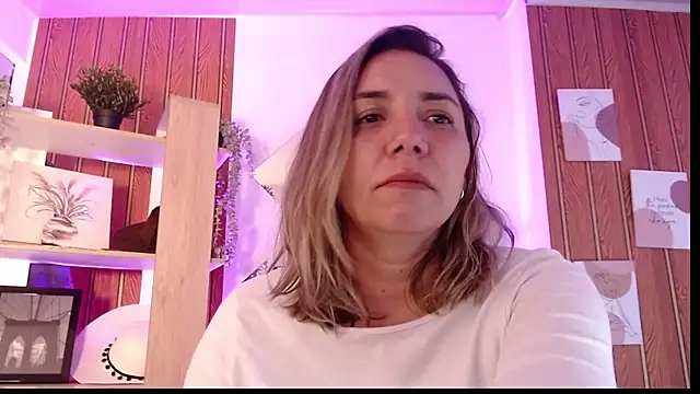 milfsecret69 live cam on StripChat