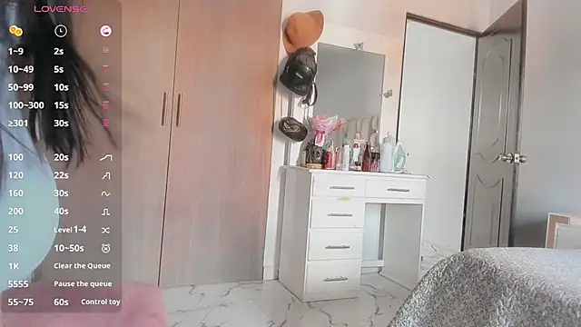 skinny_milky live cam on StripChat