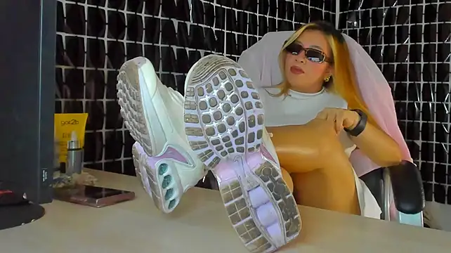MissAlmaFenix live cam on StripChat