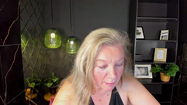 NataliMellow live cam on StripChat