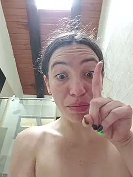 loveuu-bae live cam on StripChat