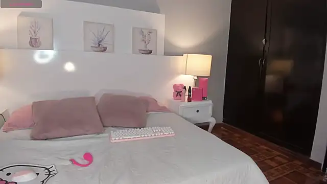 Emily_robertss1 live cam on StripChat