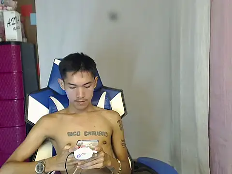 riks_tyler (Ask my age) - get me naked and make me cum!!