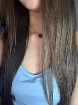 Yiyina_17 live cam on StripChat
