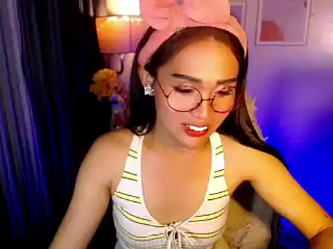 urmidnightcravingsxx live cam on StripChat