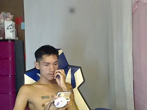riks_tyler (Ask my age) - get me naked and make me cum!!