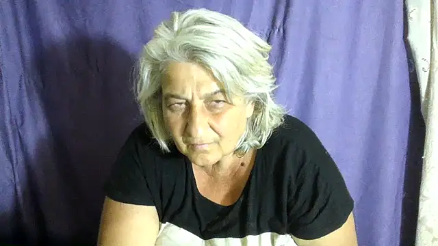 ExquisiteMature live cam on StripChat