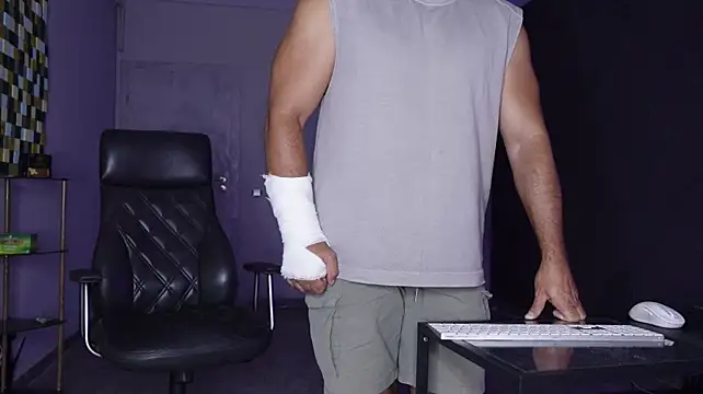 mattmasterss (Ask my age) - full naked with a hard cock