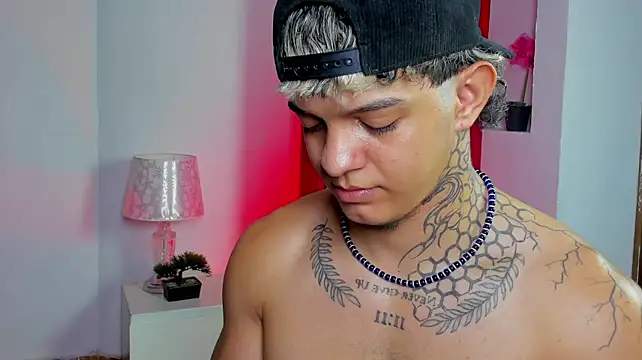 Noah__Browm live cam on StripChat