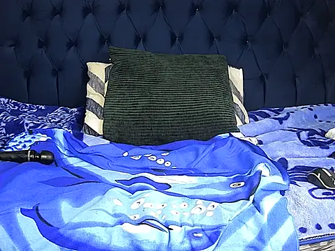 Hugetits- live cam on StripChat