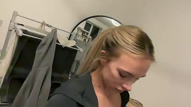 naughtyblondex (F young) - change outfit