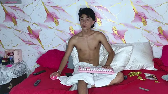 oliver_blake (M twink) - Take off pants