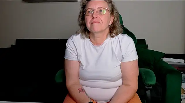 joannaandneighbour (F mature) - Bounce naked ass