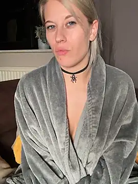 jessyley (F young) - Naked and Shake Ass