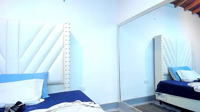 Paulynavera live cam on StripChat