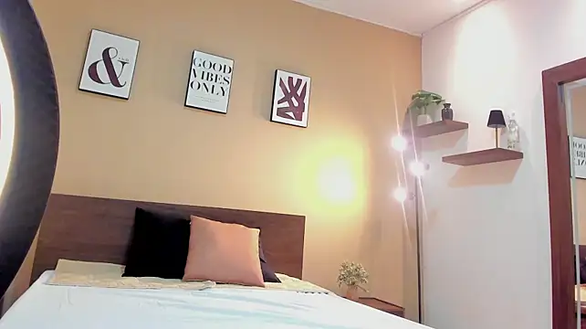 MilaBreast live cam on StripChat