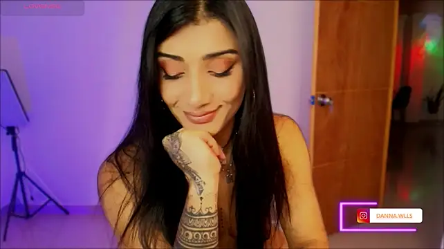 Dannawells live cam on StripChat