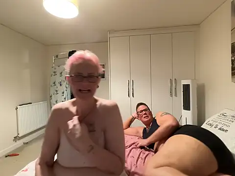 Curvy-Jinx live cam on StripChat