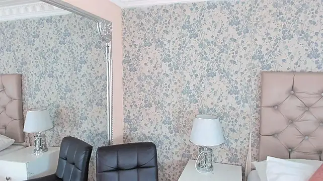 SkylerBloomm live cam on StripChat