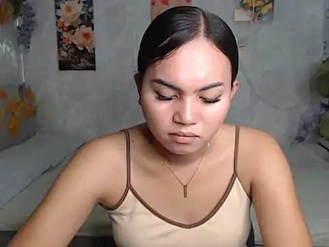 ur_asiankat live cam on StripChat