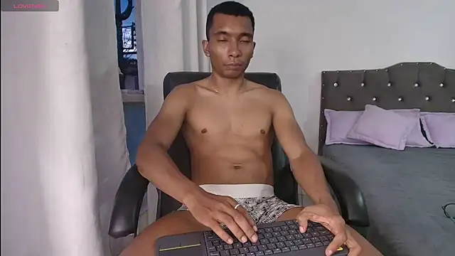 Aaronblack1_ live cam on StripChat